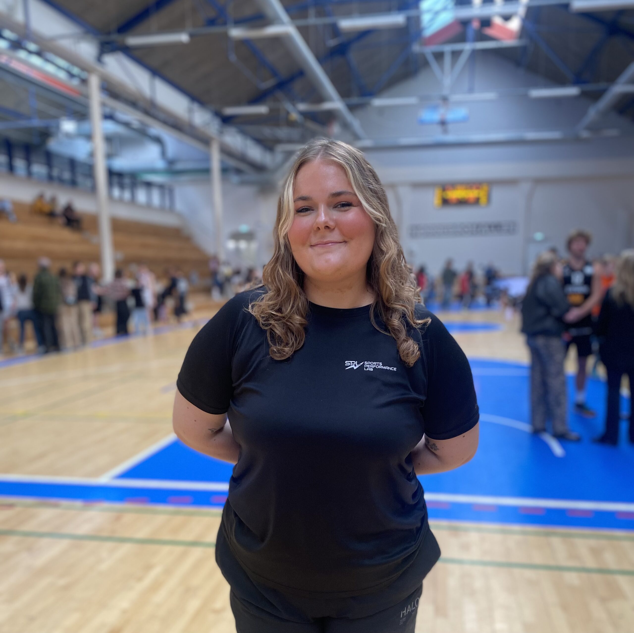 SPLCph fysioterapeut klar til at hjælpe B3B-medlemmer i basketball-hallen.